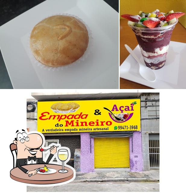 A imagem da comida e interior no Empada & Açaí do Mineiro