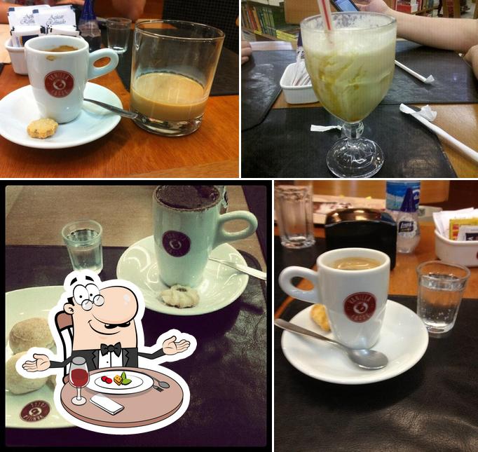 Entre diversos coisas, mesa de jantar e bebida podem ser encontrados no Vanilla Caffè