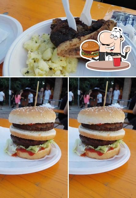 Ordina un hamburger a Garden Cafè