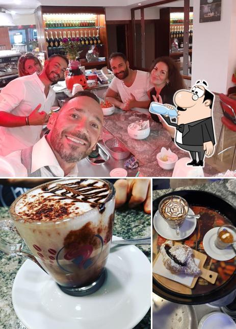 La foto di bevanda e tavolo da pranzo da La Caffetteria Appia