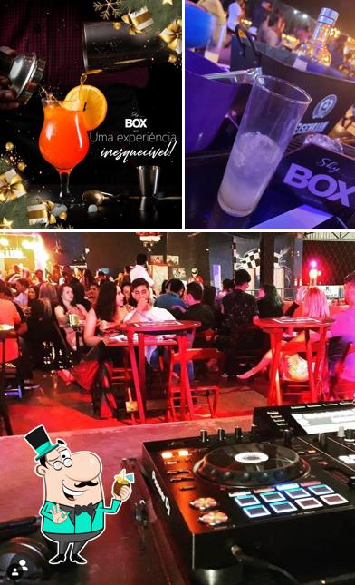 O Sky Box Rooftop Lounge & Bar serve álcool