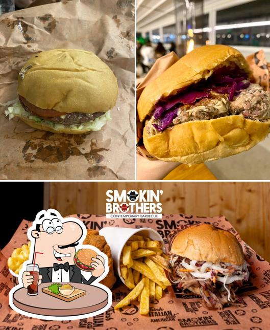 Commandez un hamburger à Smokin' Brothers