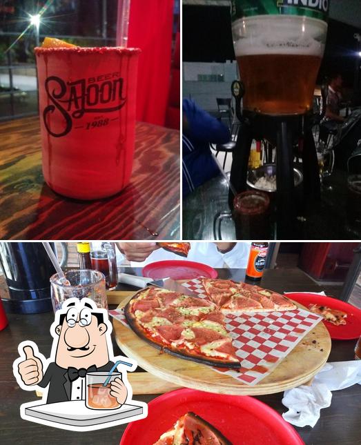Entre la variedad de cosas que hay en Beer Saloon Colinas también tienes bebida y pizza