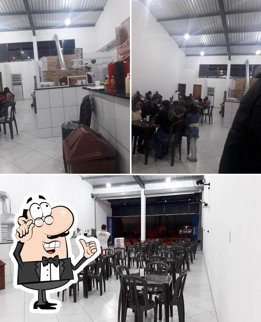 O interior do Almeida Lanches & Pizza