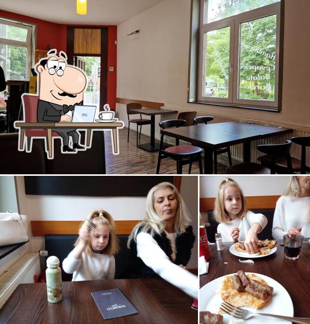 La intérieur et table à manger du restaurant