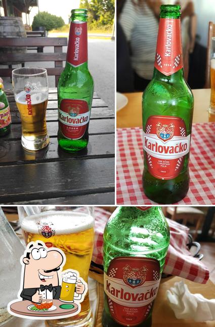 Puoi ordinare un rinfrescante bicchiere di birra chiara o scura