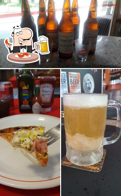 Desfute um copo de cerveja leve ou escura