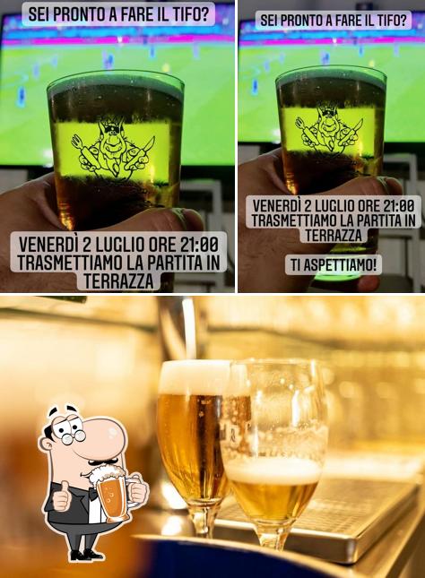 Puoi ordinare un rinfrescante bicchiere di birra chiara o scura