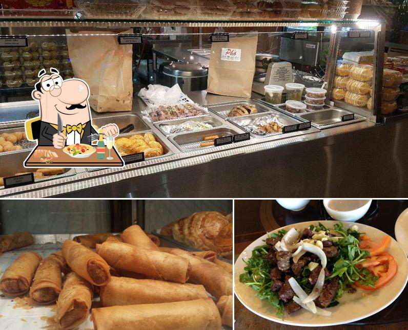 В Banh Mi Che Cali Bakery есть еда, столики и многое другое