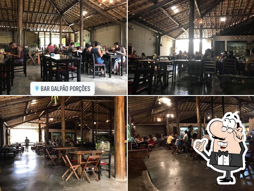 O interior do Bar Galpão Porções