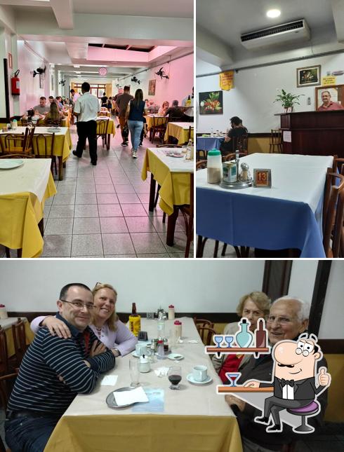 Sente em uma das mesas no Churrascaria Dom Henrique