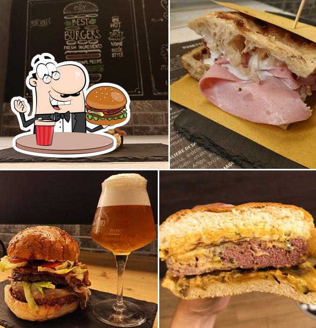 Prova un hamburger a Tavernacolo Cosenza Bistro Pub