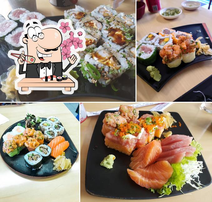 Rolos de sushi são servidos no Uokatsu sushi bar