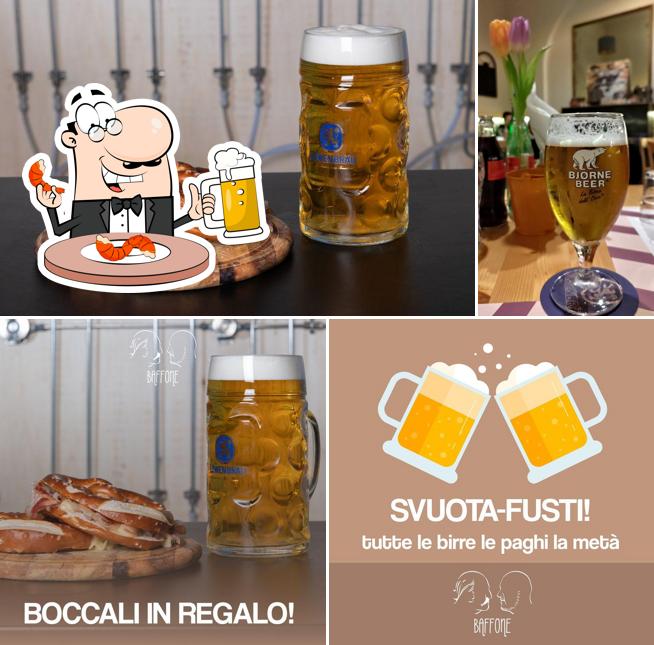 Puoi ordinare un rinfrescante bicchiere di birra chiara o scura