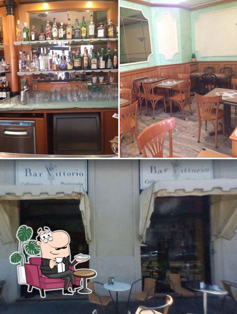 Dai un’occhiata alla foto che mostra la interni e bancone da bar di Bar Vittorio