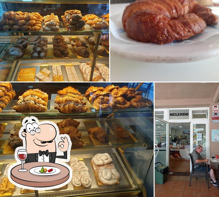 Взгляните на эту фотографию, где видны еда и внутреннее оформление в Patisseria-Panaderia El rincón de Ale