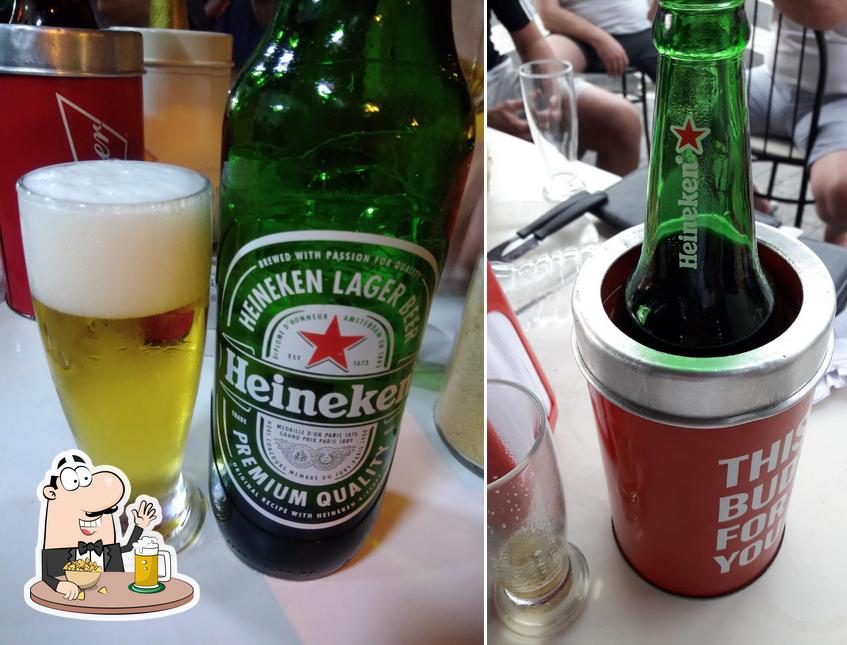 Desfute uma tulipa de cerveja leve ou escura