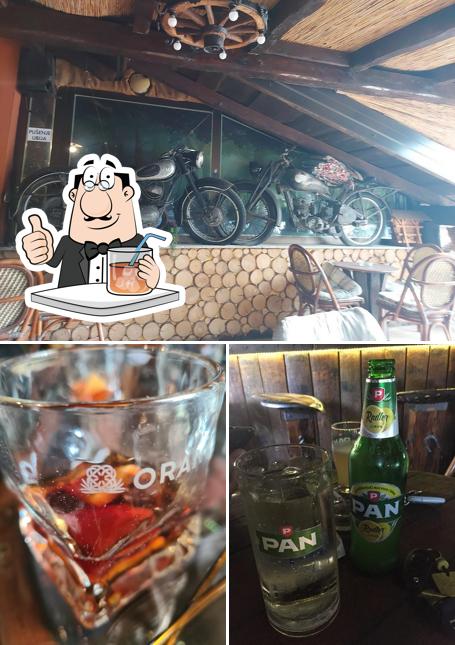 Взгляните на эту фотографию, где видны напитки и внутреннее оформление в Caffe Bar Čeka