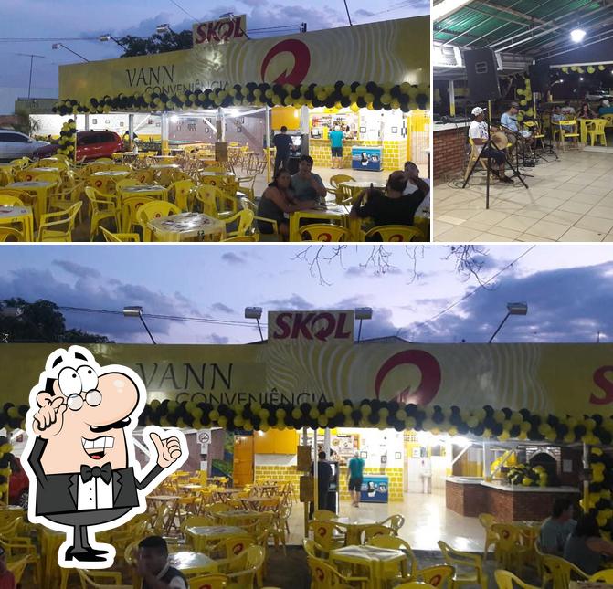 O interior do Vann Conveniência