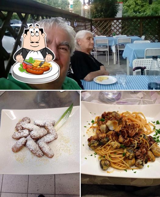 La nourriture et table à manger du restaurant