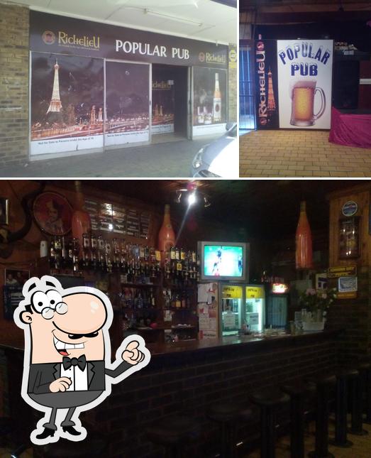 Entre la variedad de cosas que hay en Popular Pub también tienes exterior y cerveza