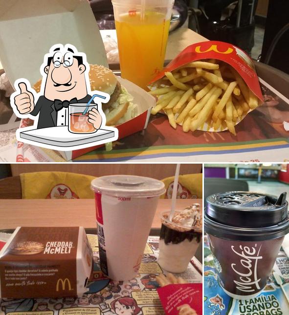 A ilustração do McDonald's’s bebida e cidadãos