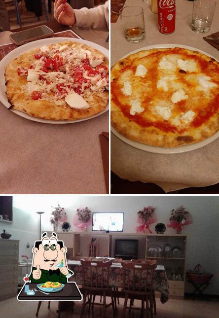 Dai un’occhiata alla foto che presenta la cibo e interni di Pizzeria del Borgo Antico