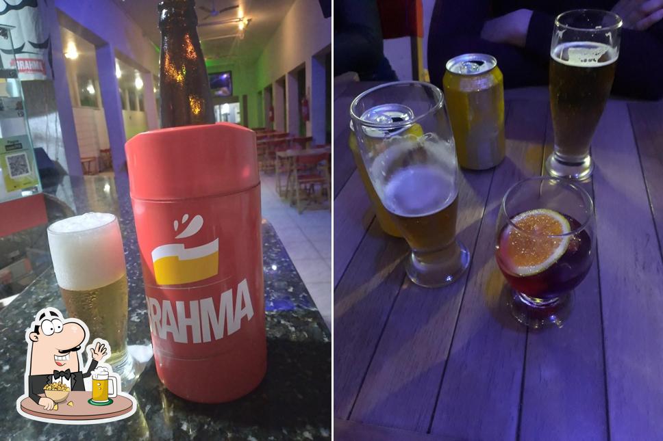 Desfute uma tulipa de cerveja leve ou escura