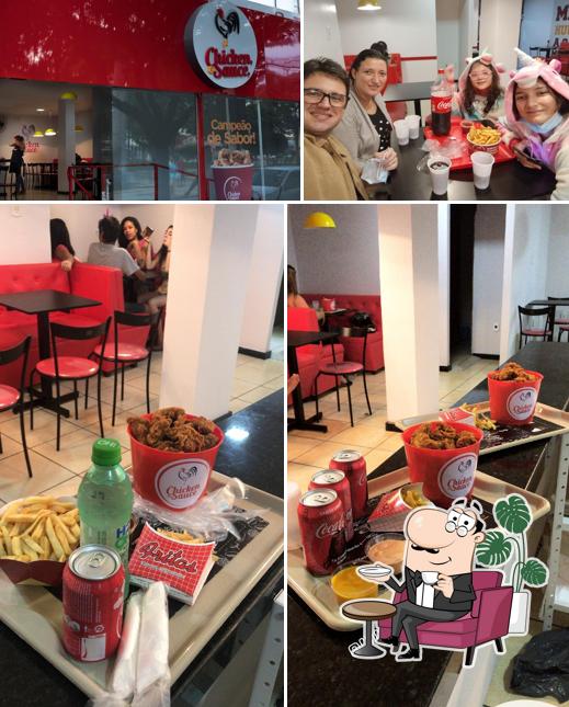 Veja imagens do interior do Chicken & Sauce