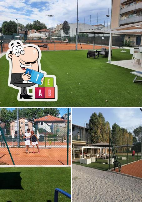 Tra le diverse cose da Circolo Tennis San Massimiliano Kolbe si possono trovare la area giochi e interni