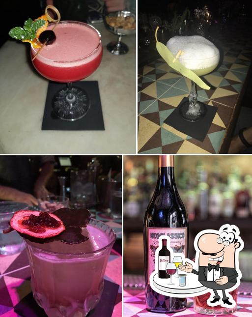 В "Collage Cocktail Bar" можно попробовать различные алкогольные напитки