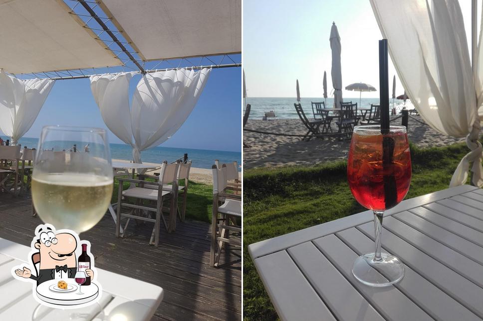 È gradevole prendersi un bicchiere di vino a BLANKA Playa Cafè