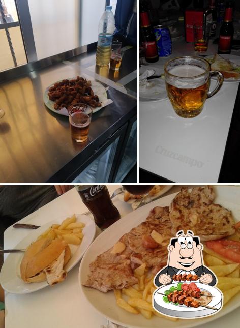 Посмотрите на это фото, где видны еда и пиво в Bodeguita Luis