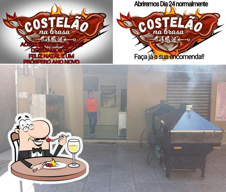 A comida e exterior do restaurante