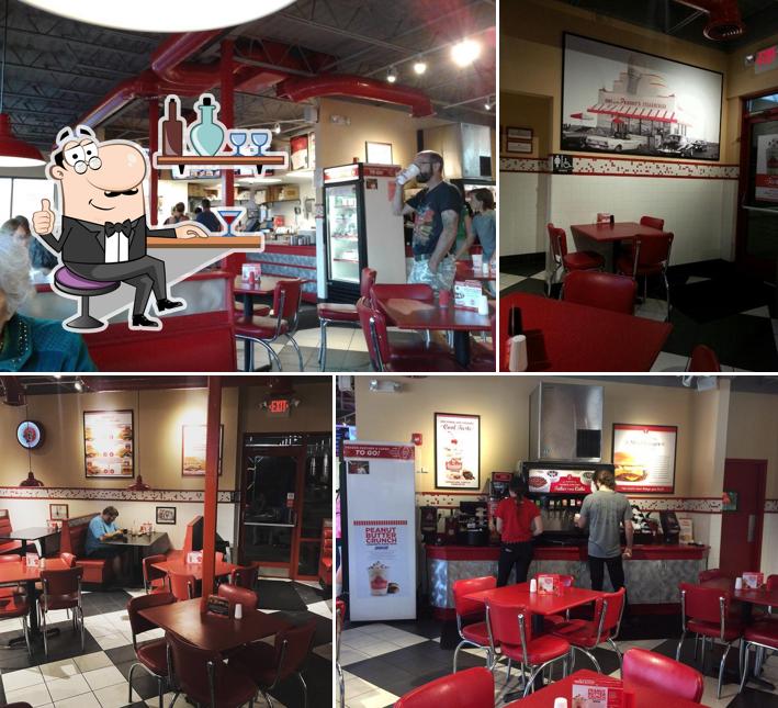 Интерьер "Freddy's Frozen Custard & Steakburgers"