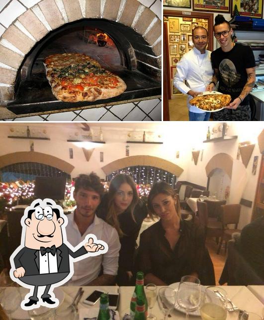 Tra le varie cose da Pizzeria Il Calciatore si possono trovare la interni e tavolo da pranzo