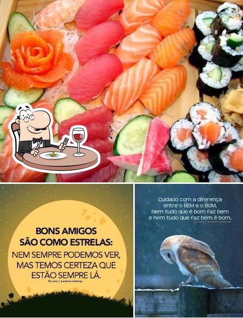 A ilustração da comida e exterior no Sushi do SHARÍ