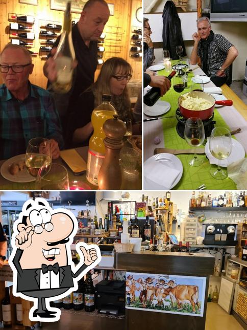 Dai un’occhiata alla immagine che mostra la interni e bancone da bar di Charly’s WILAGO