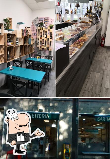 Gli interni di Tonelli's Bar