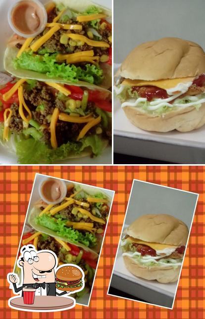 Pide una hamburguesa en Americas Food & Grill