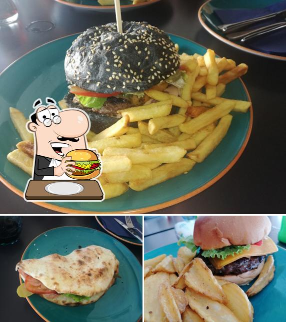 Prova un hamburger a Bava Restaurant & Bar