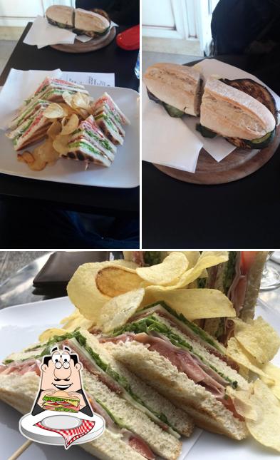 Prenditi un panino a Kento Cafe' Sirnione