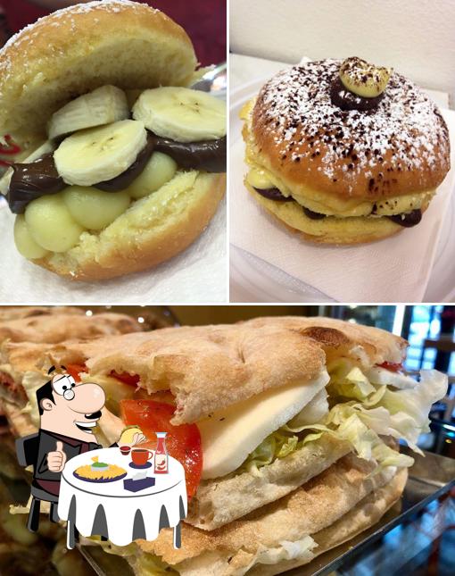 Prova un hamburger a Il Golosone - Rosticceria Pasticceria siciliana a Milano