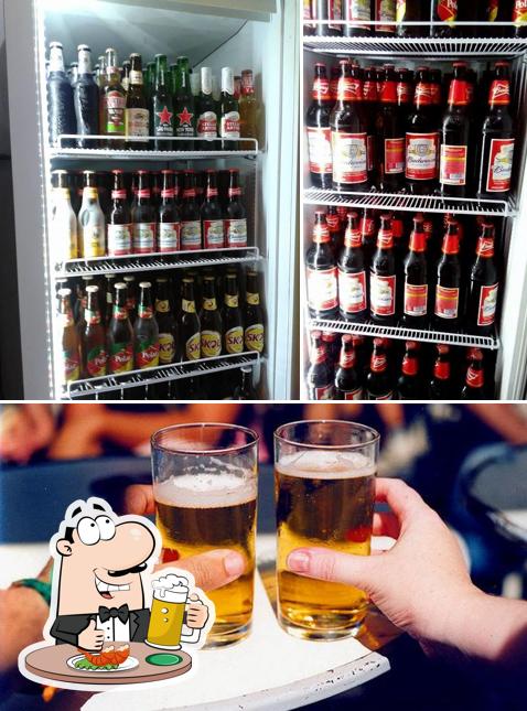 Desfute um copo de cerveja leve ou escura