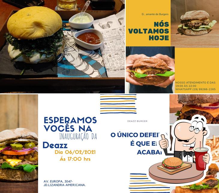 Deguste um dos hambúrgueres oferecidos no Resenha's Gastrobar e hamburgueria Americana Sbo