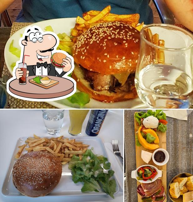 Prenez un hamburger à restaurant bar le Baptiste