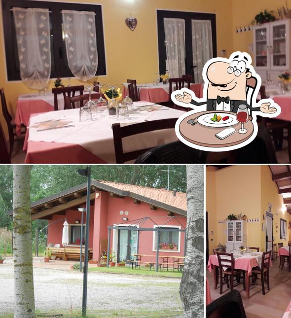 Tra le varie cose da "La Campanella" - Ristorante si possono trovare la tavolo da pranzo e esterno