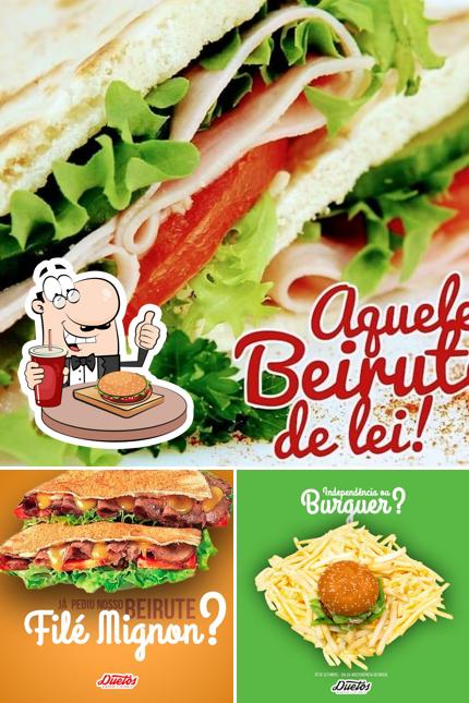 Delicie-se com um hambúrguer no O Rei do Beirute