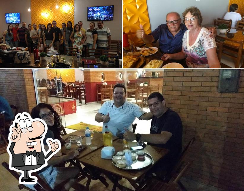 Sente em uma das mesas no Churrascaria e Pizzaria Zé Baixinho Nova