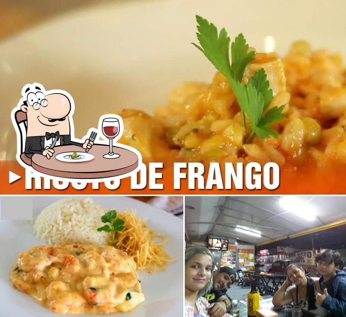 Dê uma olhada a foto ilustrando comida e balcão de bar a Frango & Cia